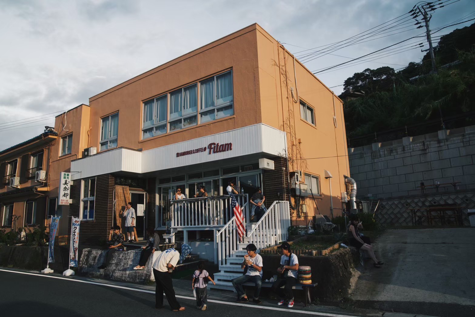 海辺に建つFitamの店舗